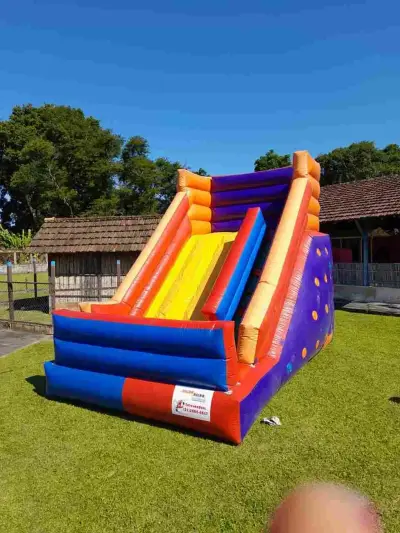 grande tobogã inflável colorido, excelente opção para aluguel de brinquedos para festa.
