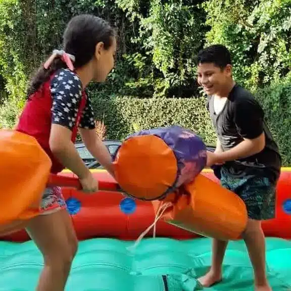 imagem exibindo crianças brincando de guerra de cotonete.