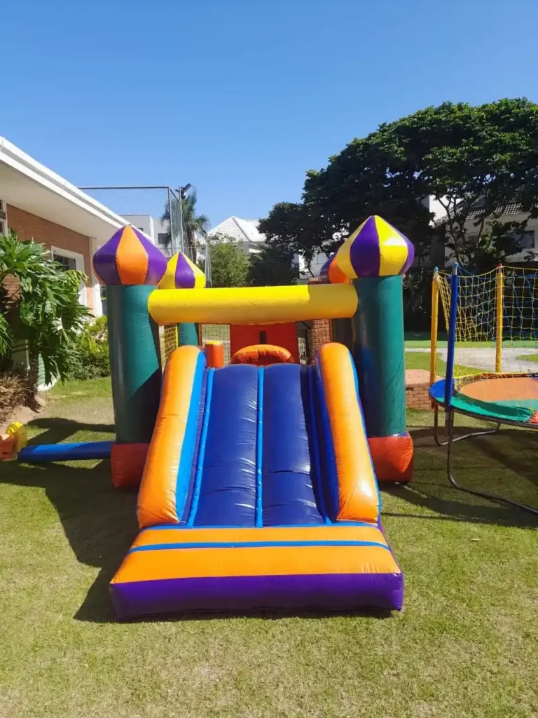 Aluguel de Castelinho inflavel com toboga RJ