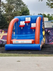 Foto de um basquete inflável com duas cestas e placares, um dos brinquedos mais divertidos para animar festas de aniversário