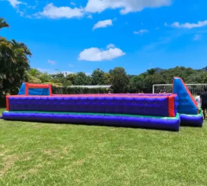 Aluguel de brinquedos para festa: quadra de futebol de sabão montada em um gramado, pronta para a diversão