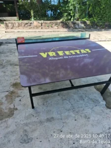 Foto de uma mesa de futmesa profissional, com tampo curvado e rede no centro, um item diferenciado no aluguel de brinquedos para festa