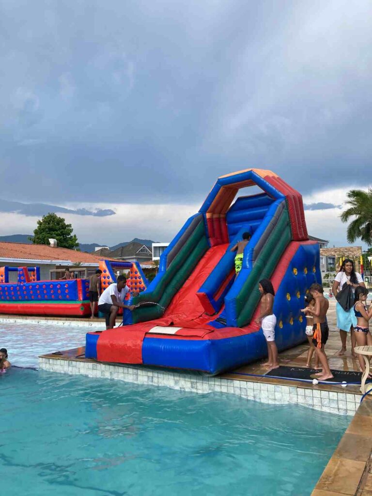 Aluguel de toboagua toboga oara piscina inflavel RJ