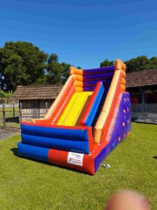 grande tobogã inflável colorido, excelente opção para aluguel de brinquedos para festa.